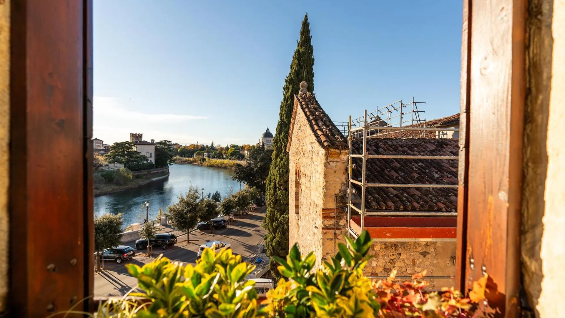 La Finestra Sul Ponte By Postcardsfrom Bed & Breakfast Verona