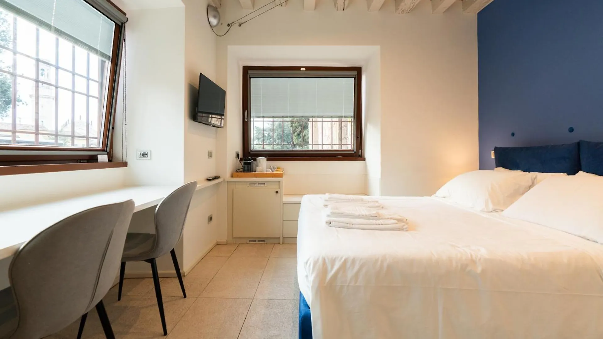 La Finestra Sul Ponte By Postcardsfrom Bed & Breakfast Verona