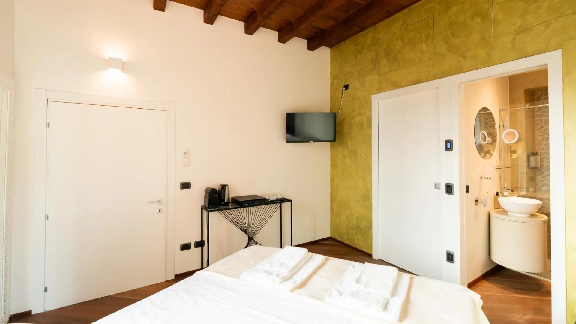 La Finestra Sul Ponte By Postcardsfrom Bed & Breakfast Verona Italy