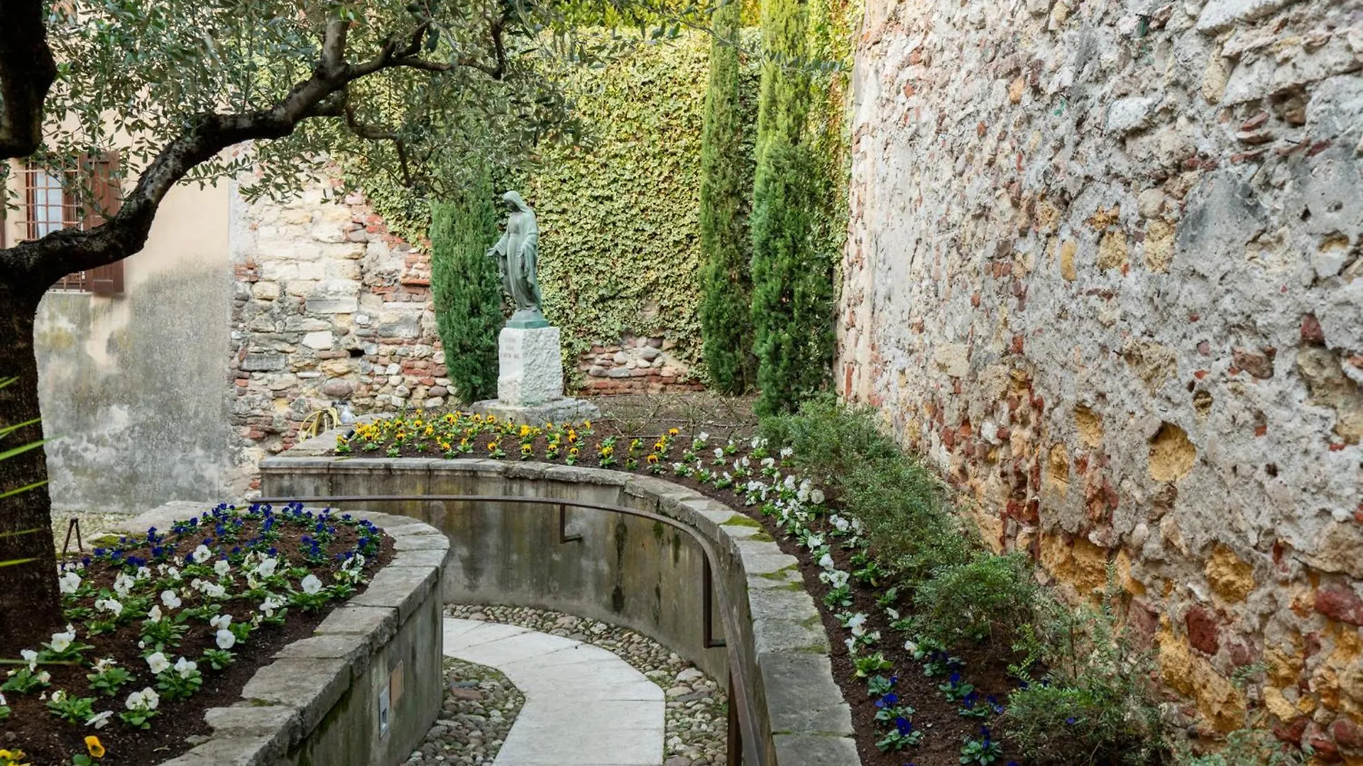 Bed and Breakfast La Finestra Sul Ponte By Postcardsfrom Verona