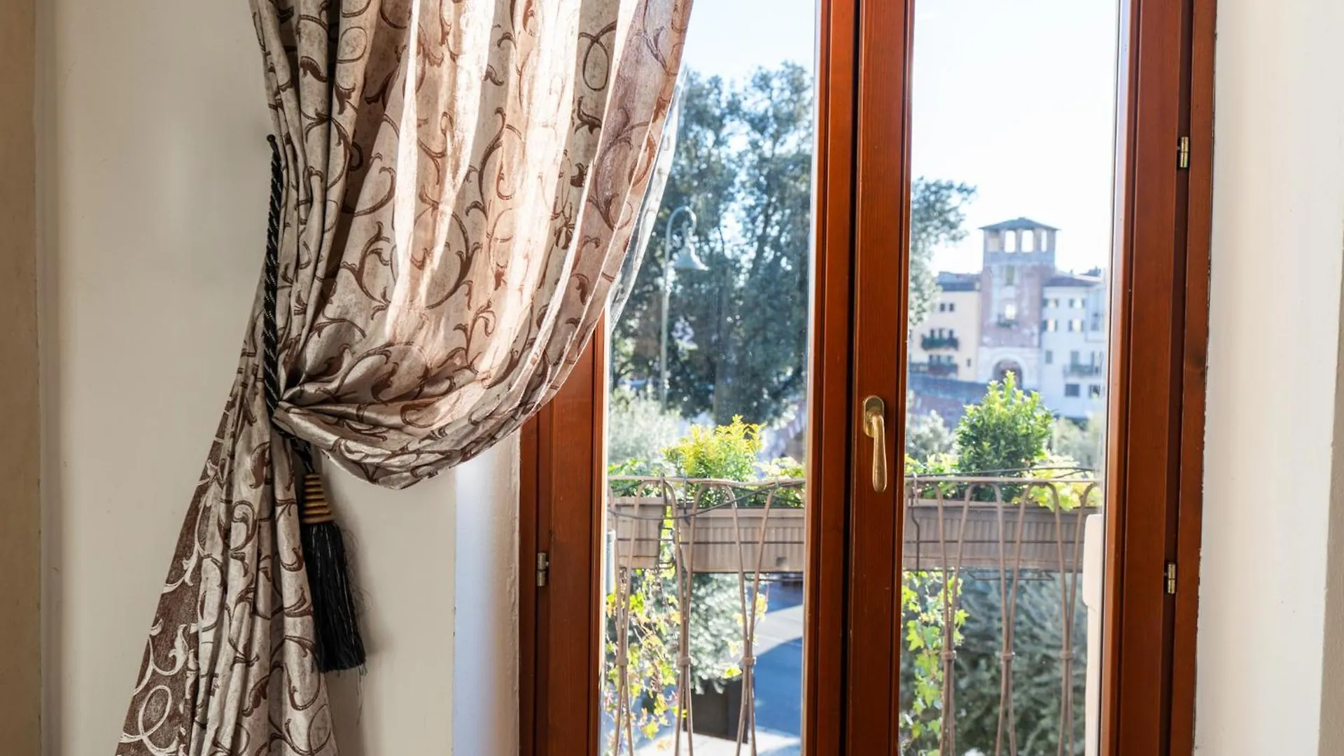 Bed and Breakfast La Finestra Sul Ponte By Postcardsfrom Verona