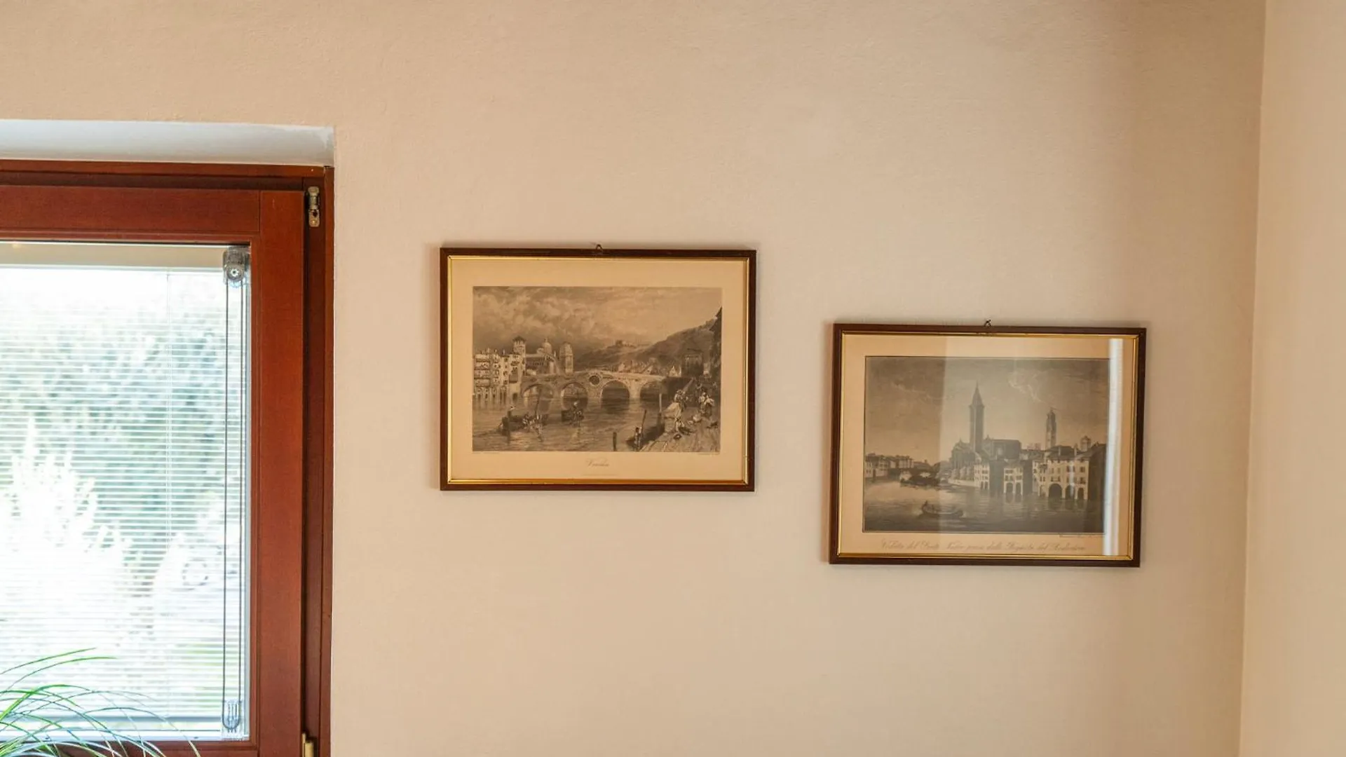 Bed and Breakfast La Finestra Sul Ponte By Postcardsfrom Verona 2*,  Italia