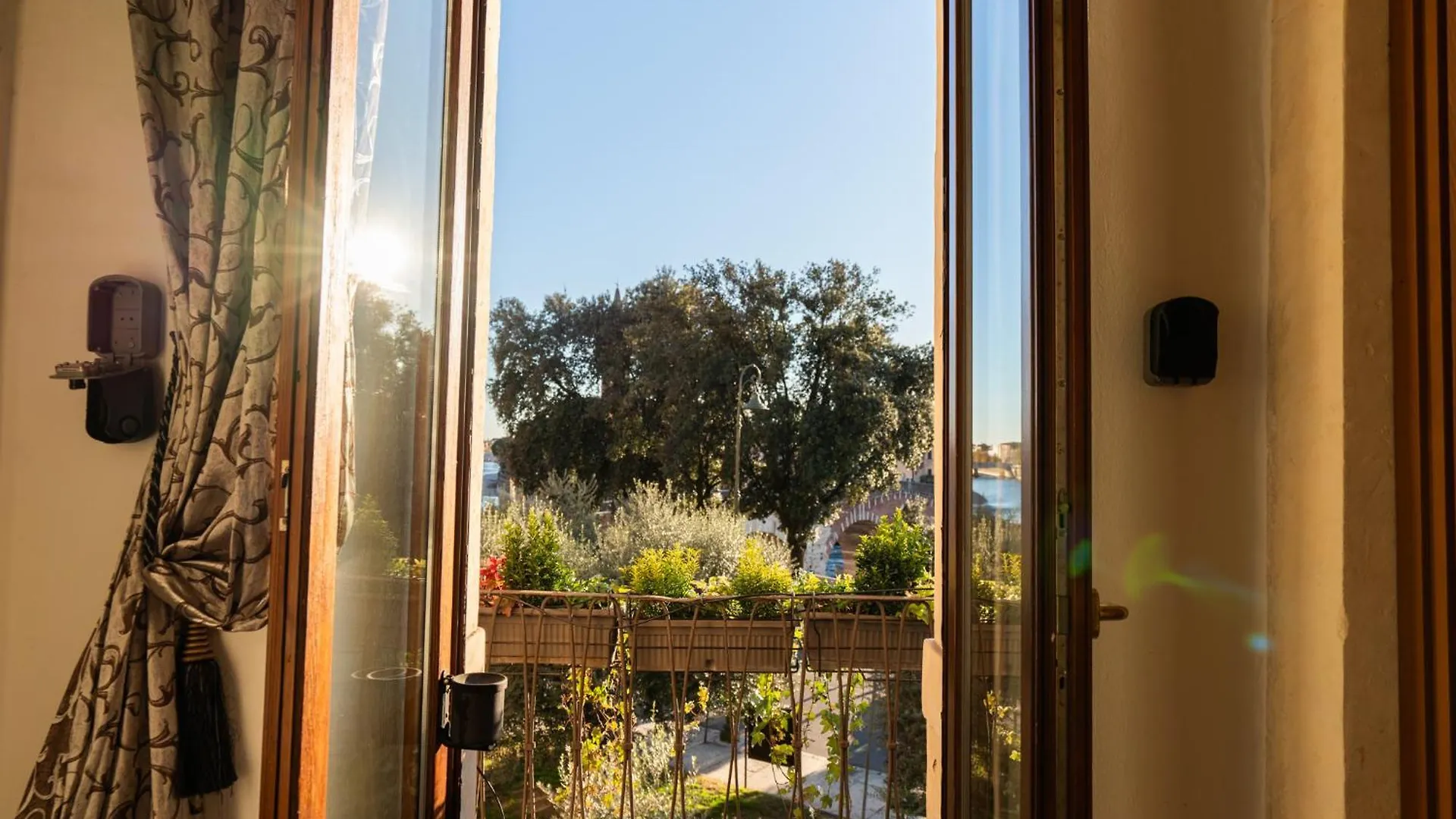 Bed and Breakfast La Finestra Sul Ponte By Postcardsfrom Verona