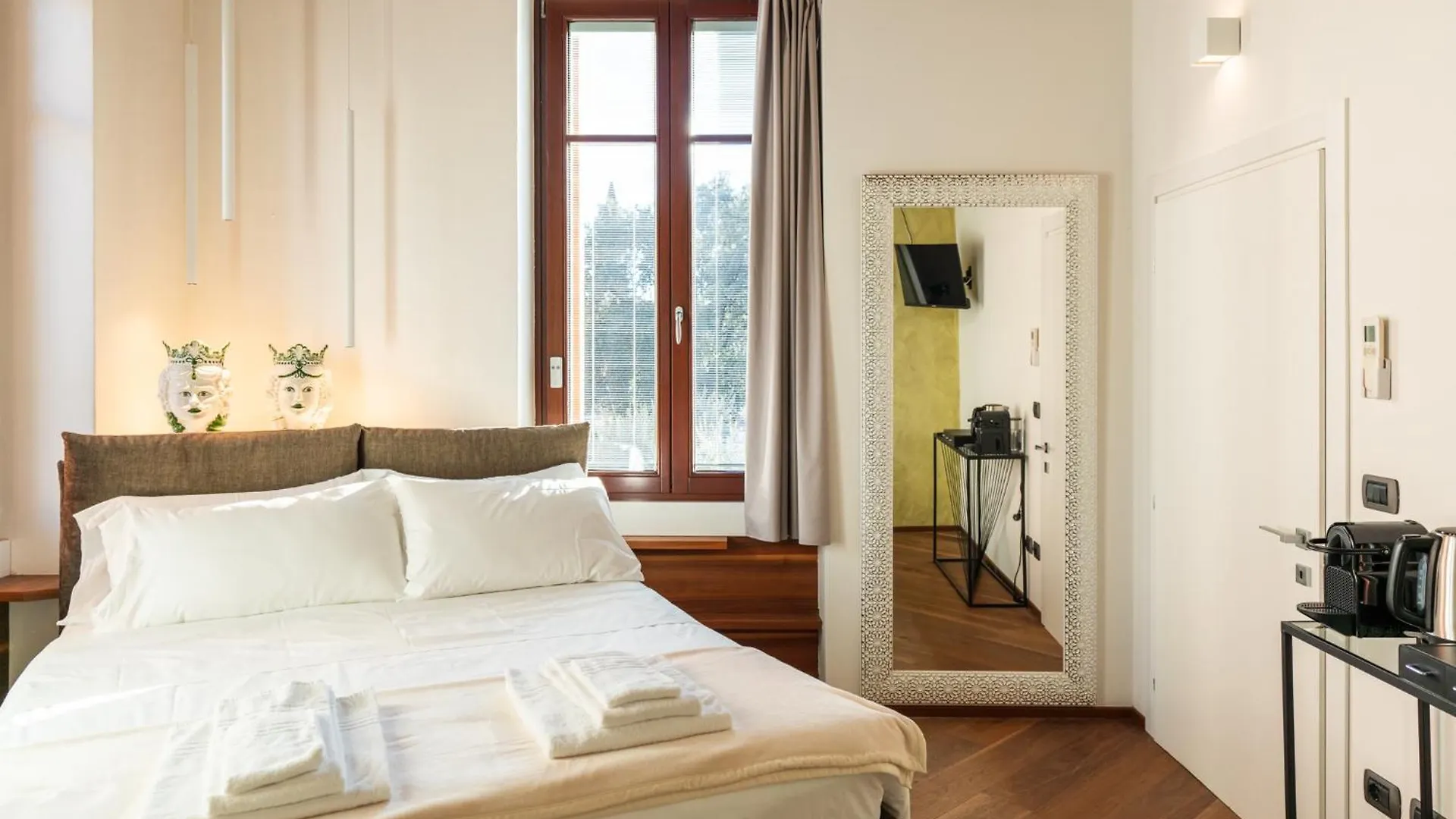 Bed and Breakfast La Finestra Sul Ponte By Postcardsfrom Verona