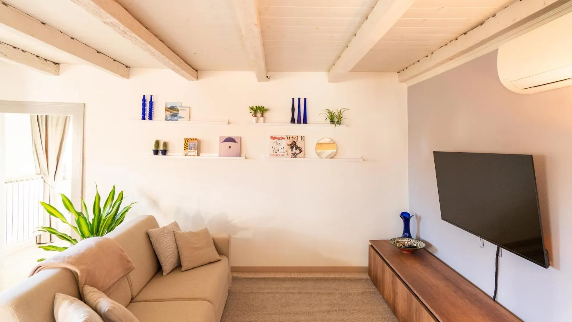 Bed and Breakfast La Finestra Sul Ponte By Postcardsfrom Verona Italia