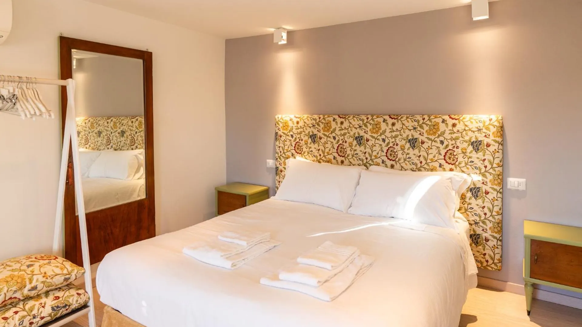 Bed and Breakfast La Finestra Sul Ponte By Postcardsfrom Verona 2*,  Italia