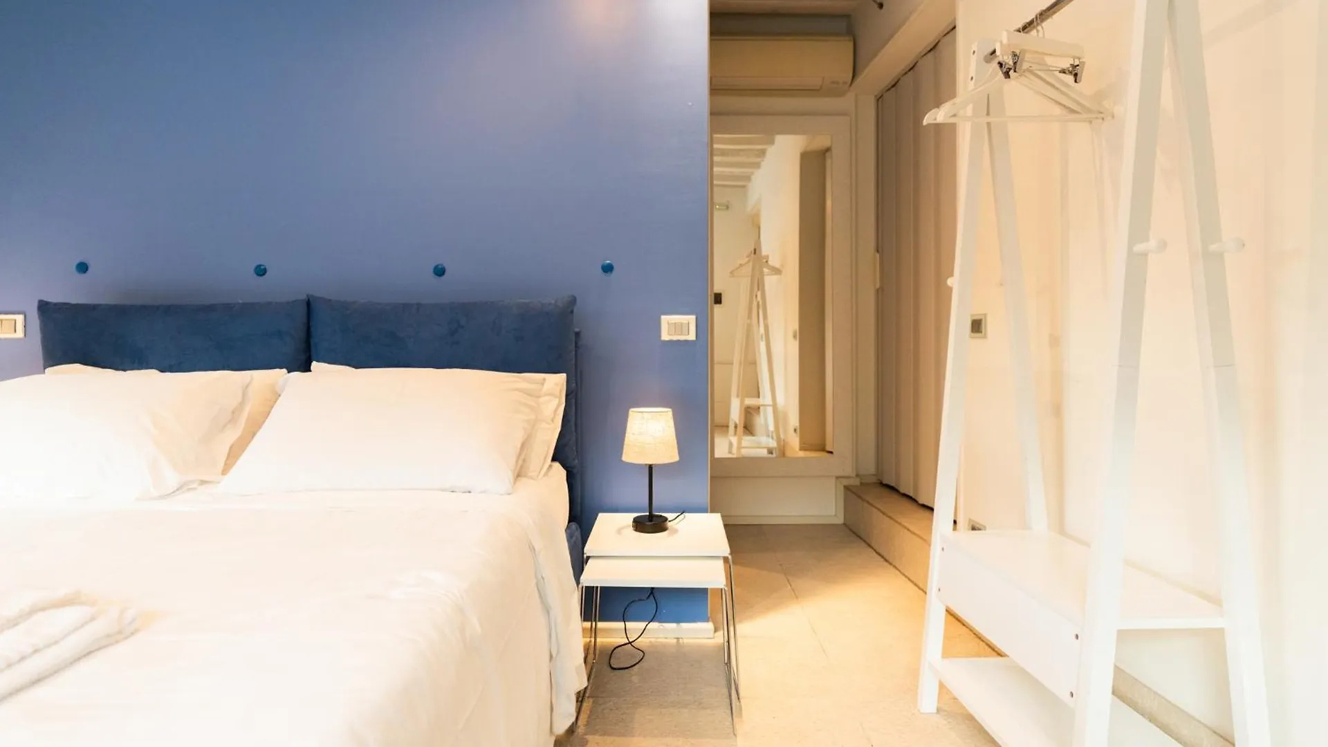 Bed and Breakfast La Finestra Sul Ponte By Postcardsfrom Verona 2*,  Italia