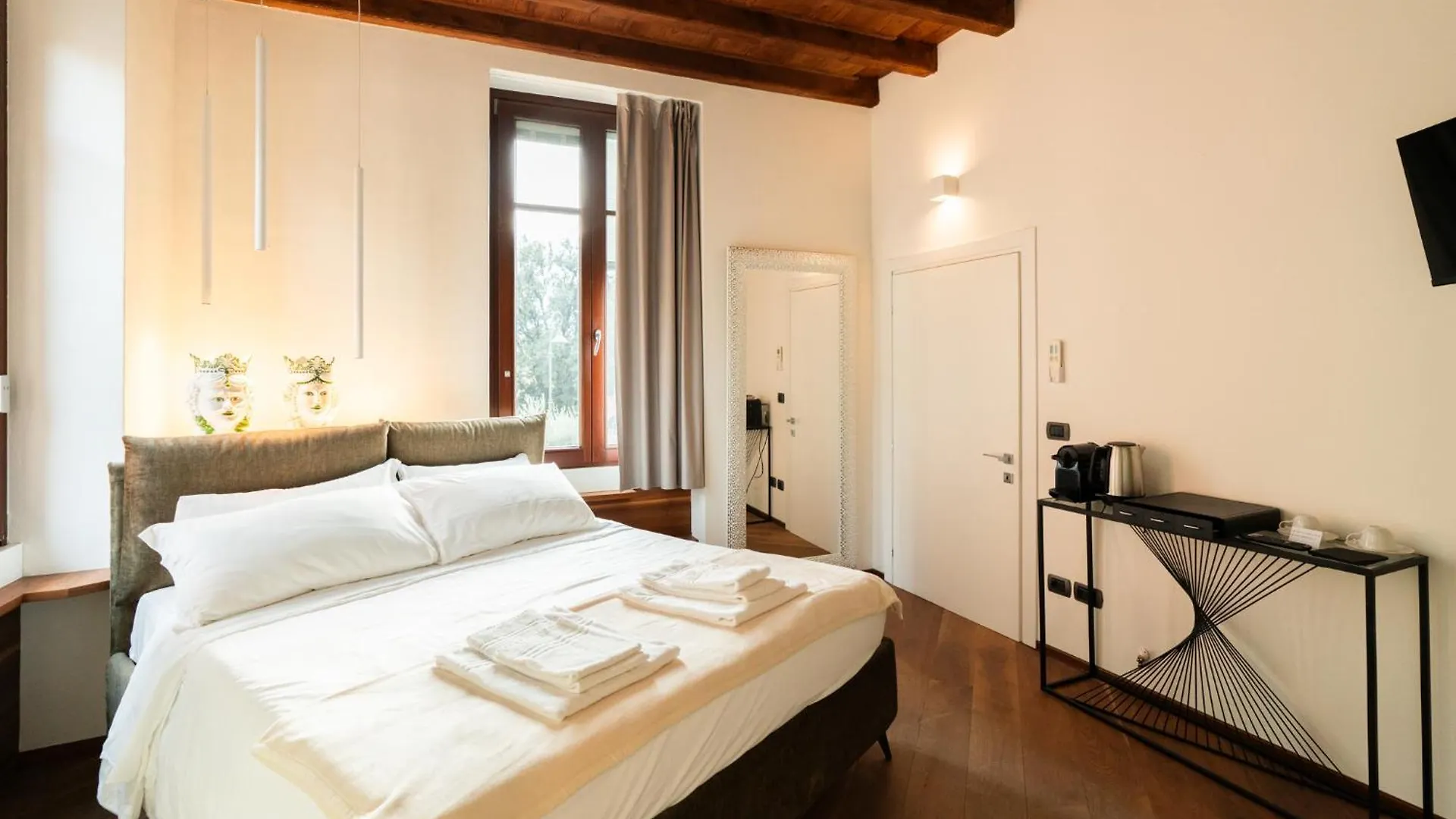 Bed and Breakfast La Finestra Sul Ponte By Postcardsfrom Verona Italia