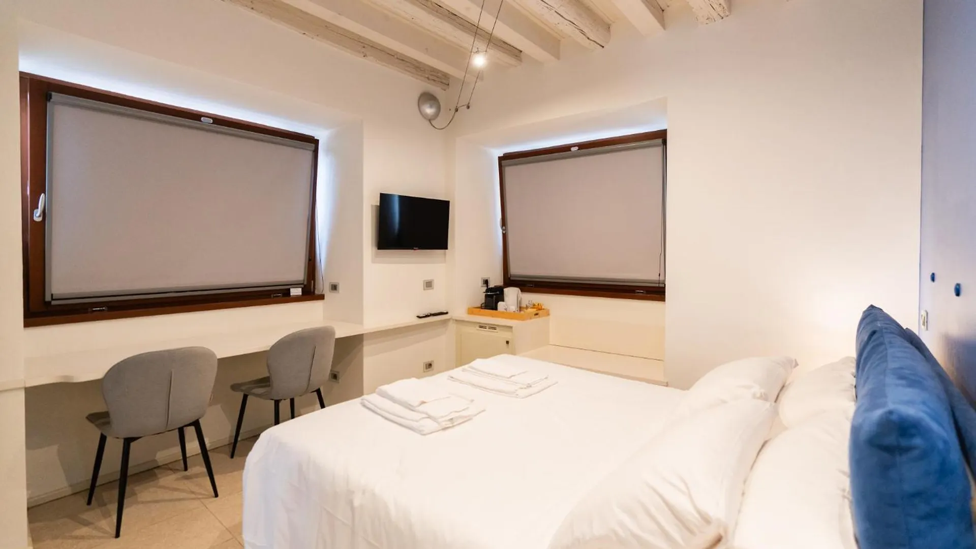 Bed and Breakfast La Finestra Sul Ponte By Postcardsfrom Verona