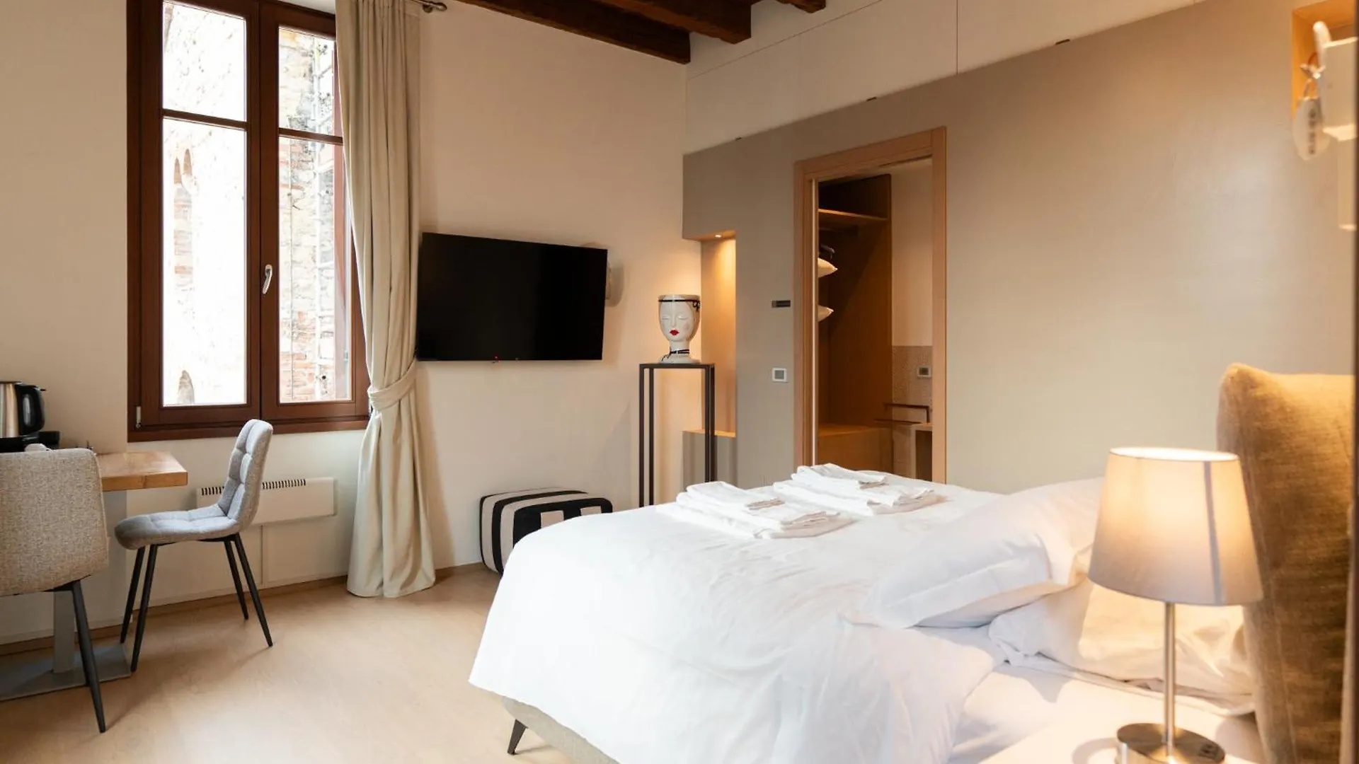 Bed and Breakfast La Finestra Sul Ponte By Postcardsfrom Verona