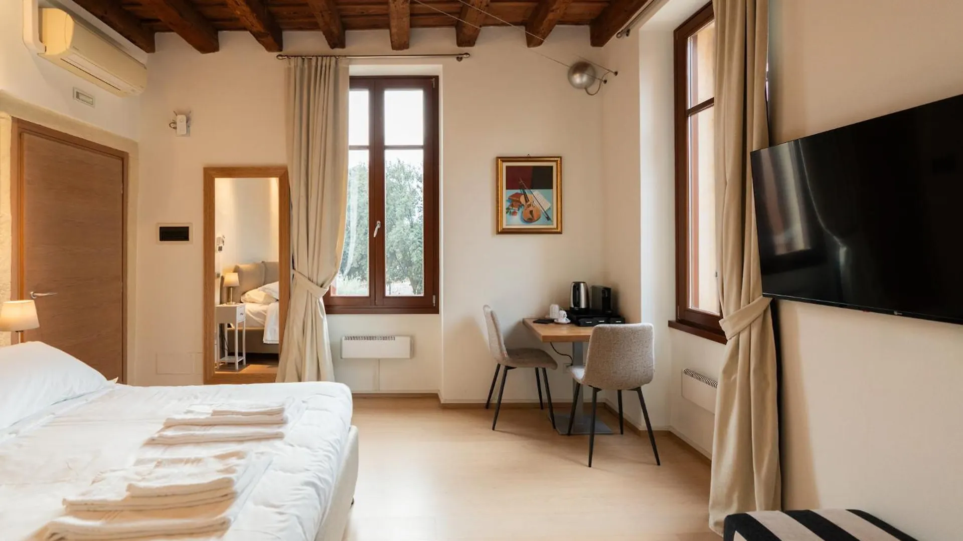 Bed and Breakfast La Finestra Sul Ponte By Postcardsfrom Verona