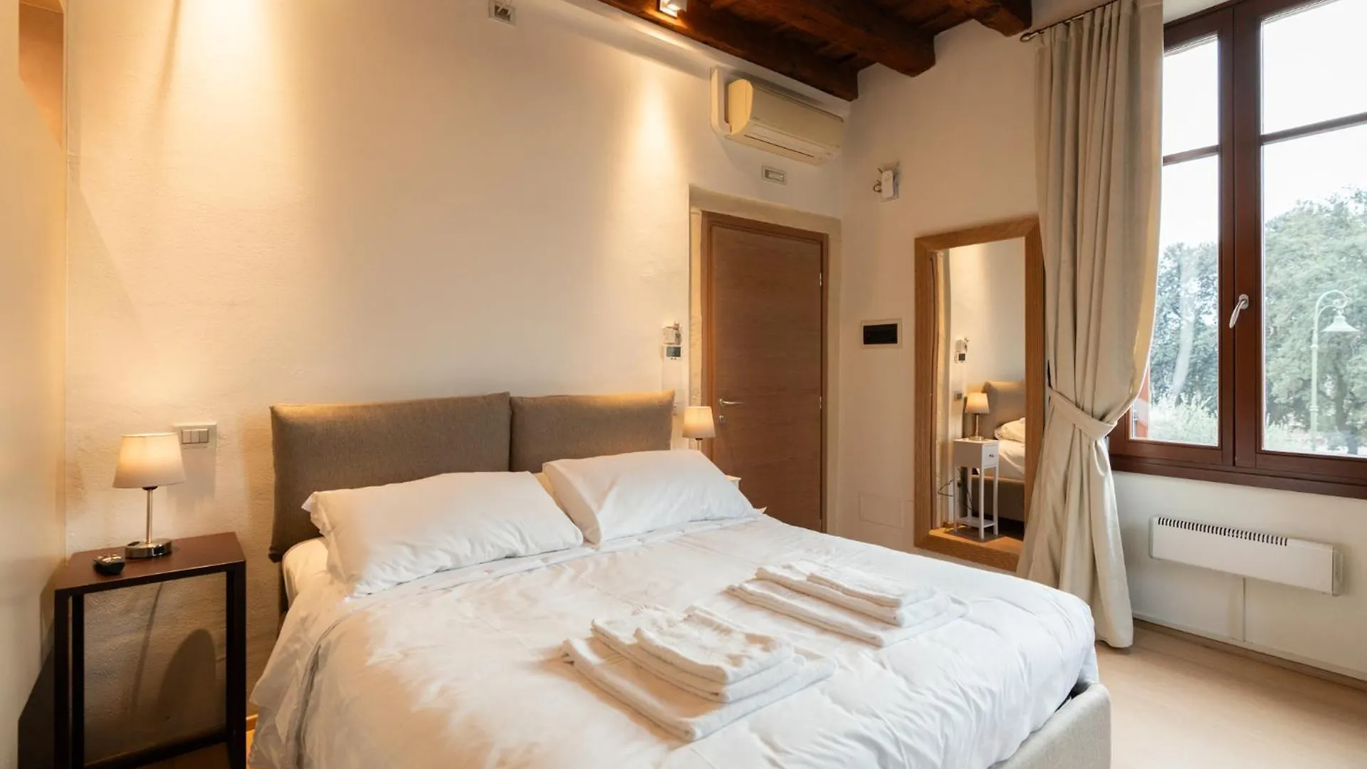 Bed and Breakfast La Finestra Sul Ponte By Postcardsfrom Verona 2*,  Italia