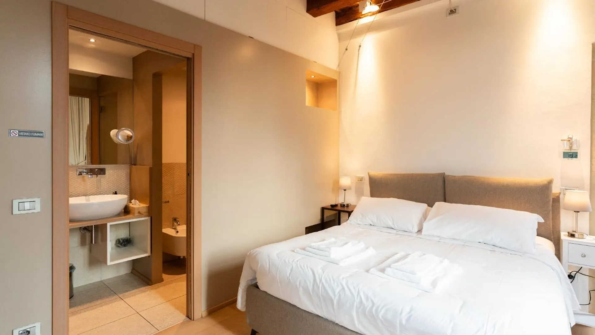 Bed and Breakfast La Finestra Sul Ponte By Postcardsfrom Verona