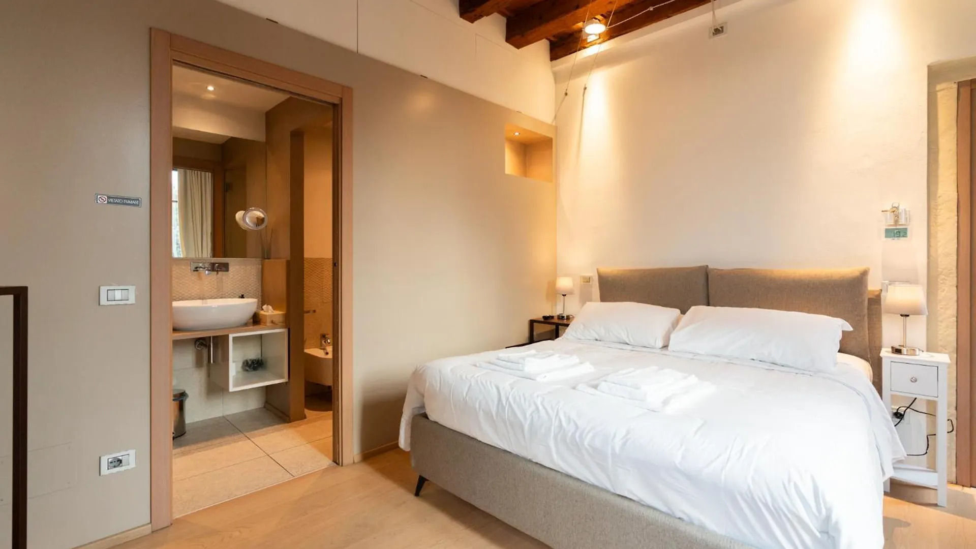 Bed and Breakfast La Finestra Sul Ponte By Postcardsfrom Verona